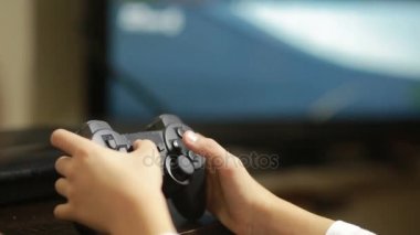 Adam bir joystick ile bilgisayar oyunu oynamak. yakın çekim çocuk ellerin