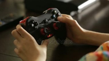 Adam bir joystick ile bilgisayar oyunu oynamak. yakın çekim çocuk ellerin