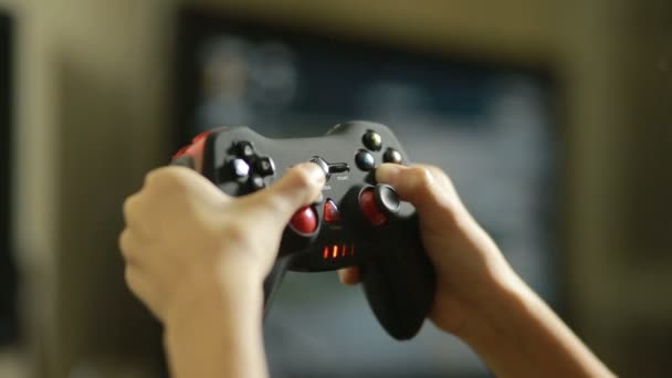 Man afspelen van video game met een joystick. Close-up van childrens handen — Stockvideo