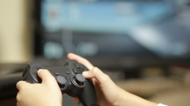 Hombre jugando videojuego con un joystick. primer plano de las manos de los niños — Vídeos de Stock