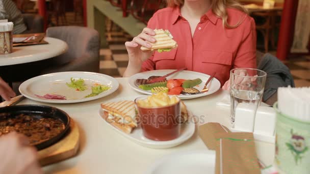 Hombre y mujer almorzando en la cafetería. primer plano de las manos sin rostro — Vídeo de stock