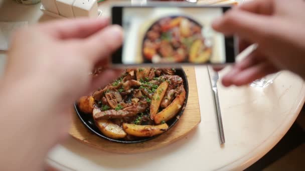 Trendy man in een restaurant maken de foto's voor voedsel met mobiele telefooncamera — Stockvideo