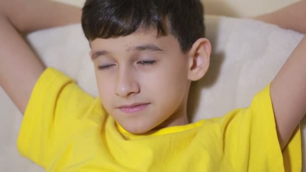 Boy kousání své nehty obsesivně-kompulzivní poruchy, dětské psychologie — Stock video