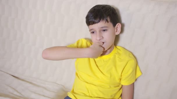 Ragazzo che si morde le unghie disturbo ossessivo-compulsivo, psicologia infantile — Video Stock