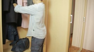 Çocuk bir çanta ailesinden para çeker. hırsızlık, teen