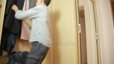 Çocuk bir çanta ailesinden para çeker. hırsızlık, teen