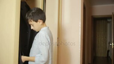 Çocuk bir çanta ailesinden para çeker. hırsızlık, teen