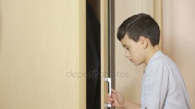 Çocuk bir çanta ailesinden para çeker. hırsızlık, teen