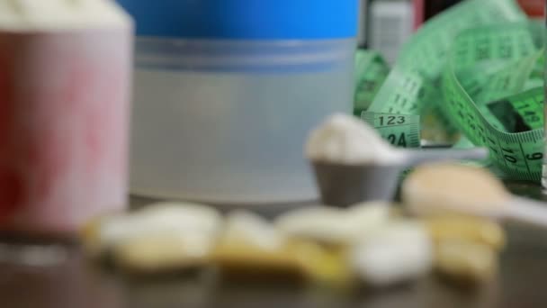 protéines, bcaa, oméga 3 dans des pilules sur fond de bois. concept de nutrition sportive 