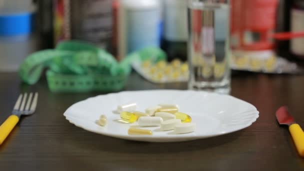 Protein, bcaa, omega3 v pilulky na dřevěné pozadí. sportovní výživa koncept — Stock video
