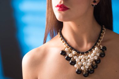 Boynundaki kolye. Yakut ve zümrüt