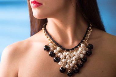 Boynundaki kolye. Yakut ve zümrüt