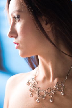 Boynundaki kolye. Yakut ve zümrüt