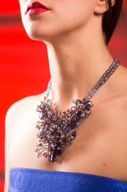 Boynundaki kolye. Yakut ve zümrüt