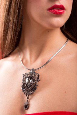 Boynundaki kolye. Yakut ve zümrüt