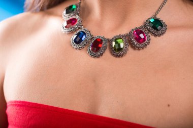 Boynundaki kolye. Yakut ve zümrüt