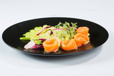 Bir tabak içinde güzel pişmiş balık. tuzlu adet kırmızı alabalık