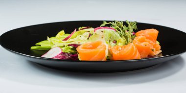 Bir tabak içinde güzel pişmiş balık. tuzlu adet kırmızı alabalık