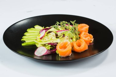 Bir tabak içinde güzel pişmiş balık. tuzlu adet kırmızı alabalık