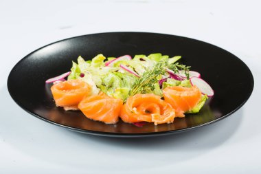 Lezzetli balık sebze ve mutfak masasının üzerinde limon ile