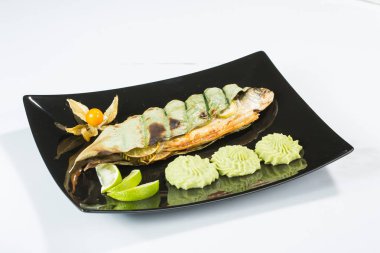 Lezzetli balık sebze ve mutfak masasının üzerinde limon ile