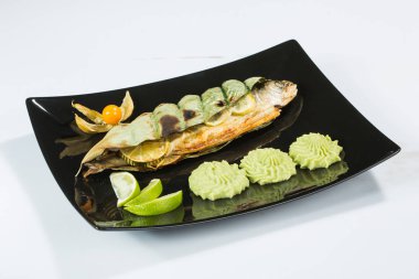 Lezzetli balık sebze ve mutfak masasının üzerinde limon ile