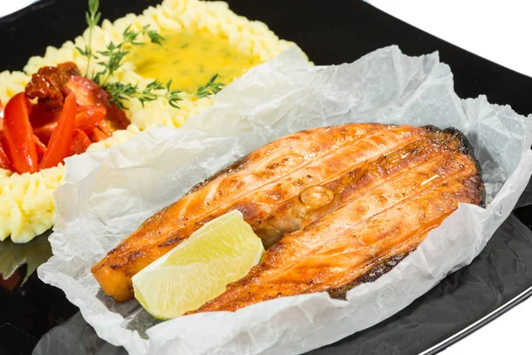 Smaczne ryby z warzywami i cytryny na stole w kuchni — Zdjęcie stockowe