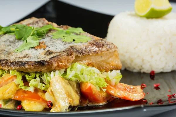 Ízletes halak, zöldségek és a citrom, a konyhaasztalon — Stock Fotó