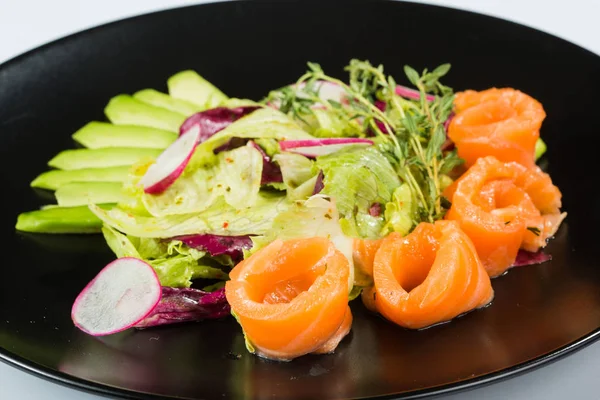 Peixe bem cozinhado em um prato. pedaços salgados de truta vermelha — Fotografia de Stock