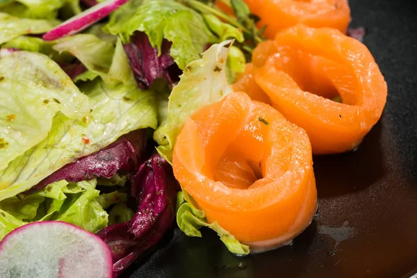 Peixe bem cozinhado em um prato. pedaços salgados de truta vermelha — Fotografia de Stock