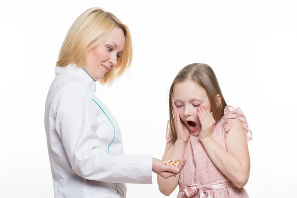 Arts en een lachende meisje patiënt. geïsoleerd op witte achtergrond — Stockfoto