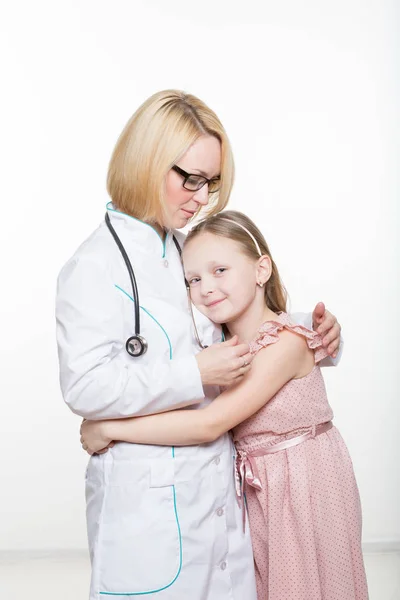 Doctor y una paciente sonriente. aislado sobre fondo blanco — Foto de Stock