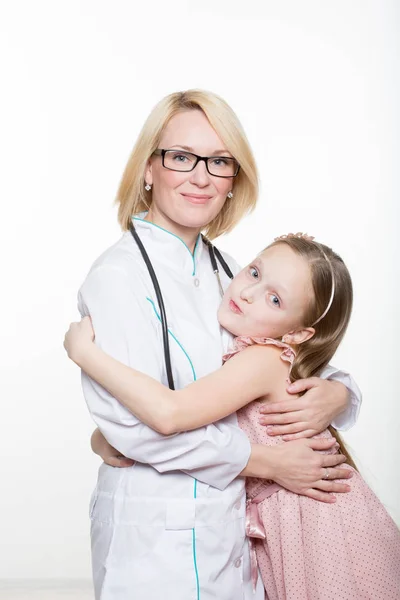 Doctor y una paciente sonriente. aislado sobre fondo blanco — Foto de Stock