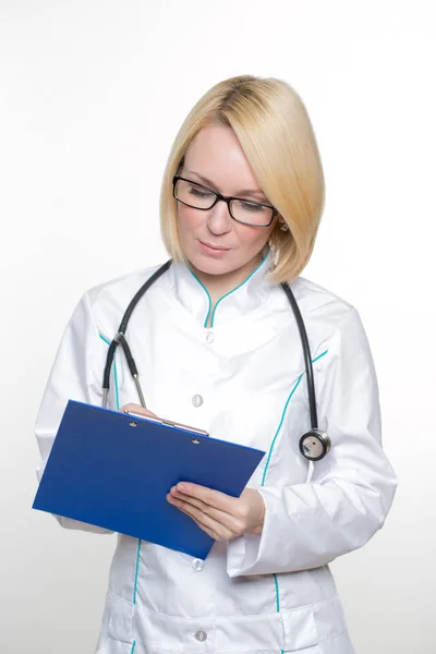 Tersenyum dokter wanita dengan stetoskop. Terisolasi di atas latar belakang putih — Stok Foto