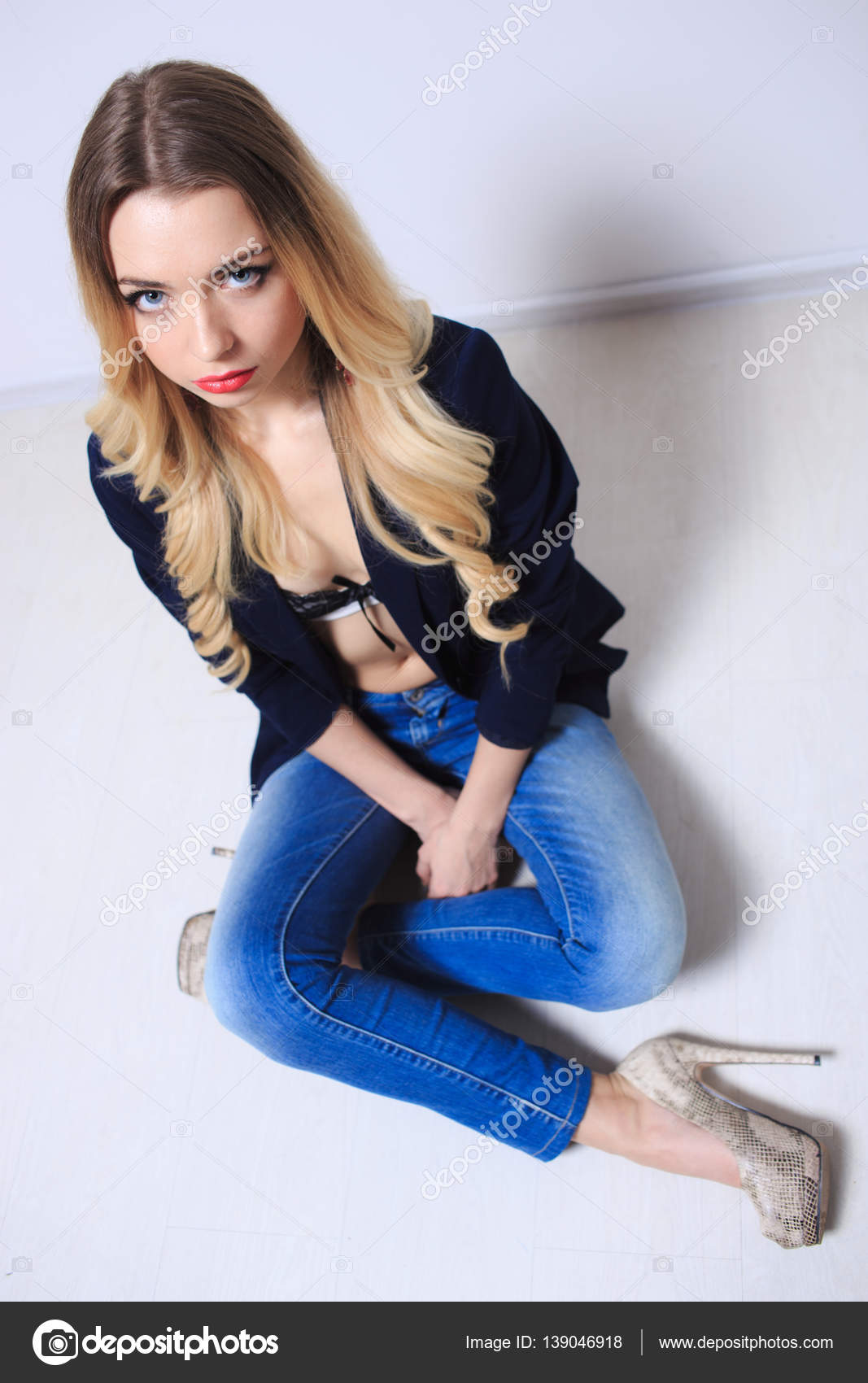 krasivaya-blondinka-na-divane-v-dzhinsah