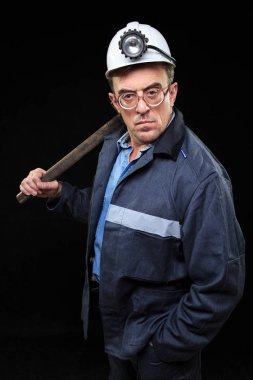 Kömür madenci gösteren parça kömür karşı karanlık bir başparmak ile