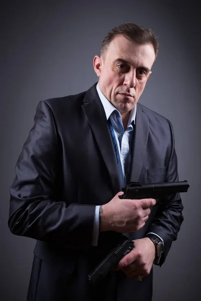 Hombre de traje de negocios con un arma — Foto de Stock