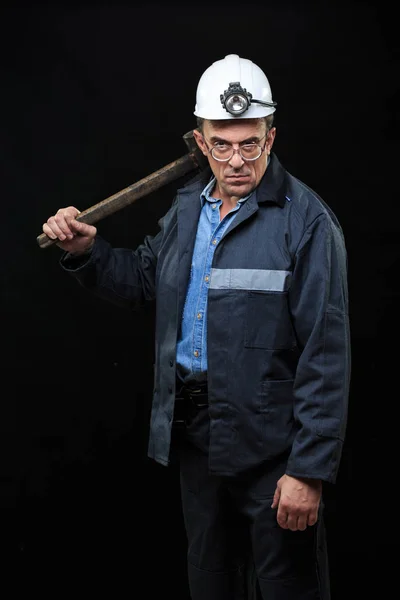 Coal miner showing lump of coal with thumbs up against a dark — Stock Photo, Image