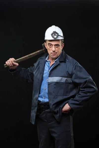 Coal miner showing lump of coal with thumbs up against a dark — Stock Photo, Image