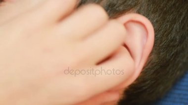 İnsan çocuk kulak kapatın. Kulak ağrısı, otitis. Çocuk bir boğaz kulak dokunur