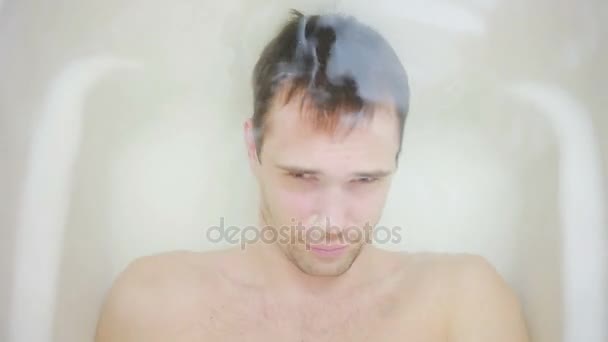 Gesicht der jungen Männer unter Wasser Nahaufnahme, Badezimmer — Stockvideo