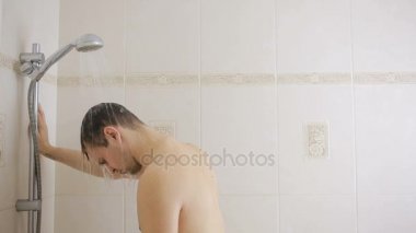 Duşta saç şampuanla yıkama adam. banyo.