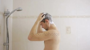 Duşta saç şampuanla yıkama adam. banyo.