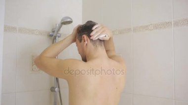 Duşta saç şampuanla yıkama adam. banyo.