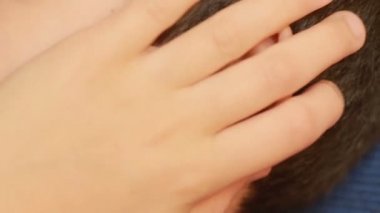 İnsan çocuk kulak kapatın. Kulak ağrısı, otitis. Çocuk bir boğaz kulak dokunur