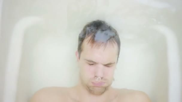 Лицо юноши под водой крупным планом, ванная комната — стоковое видео