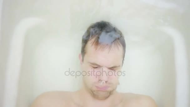 Face of the young men under water closeup, bathroom — Stock Footage Face of the young men under water closeup, bathroom Royalty Free Stock Video