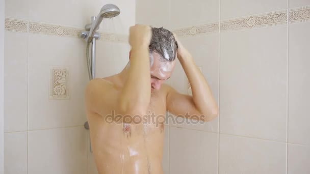 Uomo che lava i capelli con shampoo sotto la doccia. bagno . — Video Stock