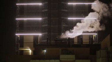 Kış cityscape. Vinç. Buhar borulardan geliyor. gece