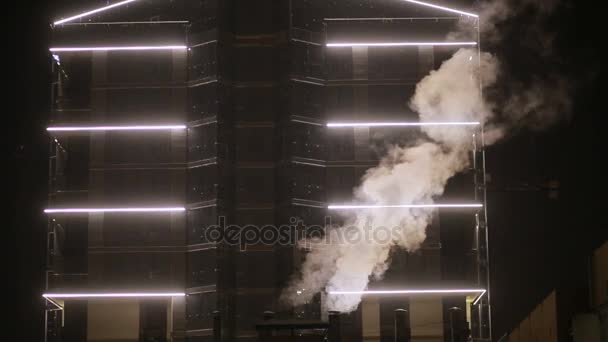 Paesaggio urbano invernale. gru. vapore proveniente dai tubi. notte — Video Stock